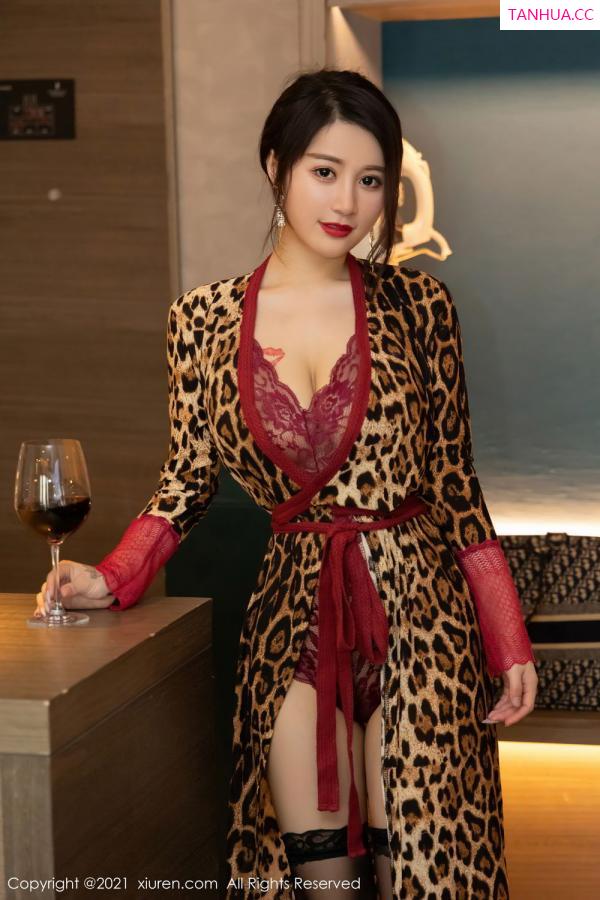 美七Mia  美七Mia的剧情主题 送瓶红酒到房间第22张图片